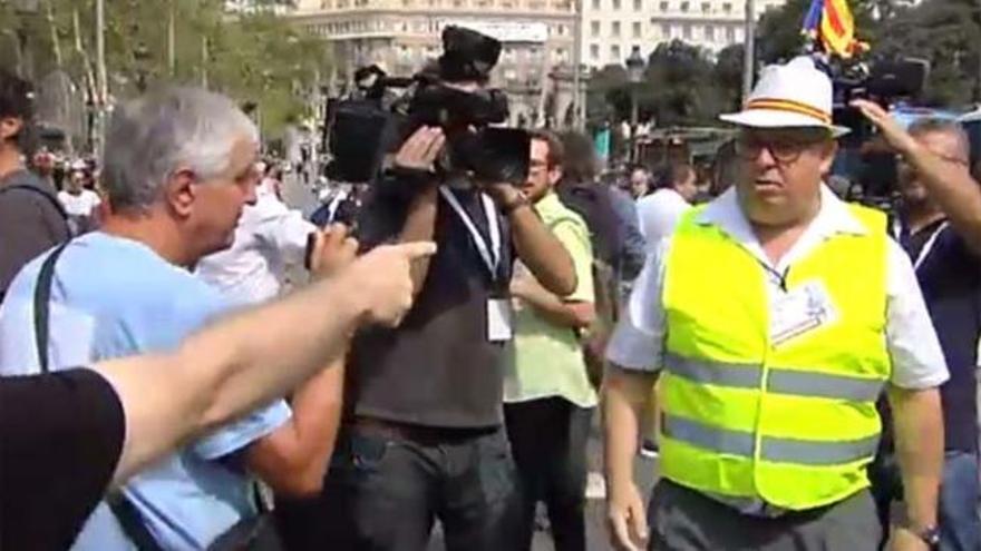 Gritos y peleas entre monárquicos e independentistas en los actos por el 17A