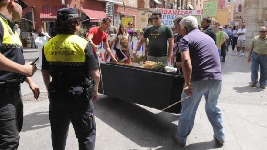 Tres imágenes de la protesta de ayer de los vecinos de la urbanización Montepinar.