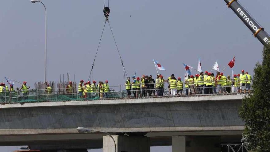 Los manifestantes de la CIG subidos ayer a uno de los carriles de ampliación del puente de Rande. // Ricardo Grobas
