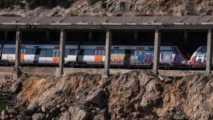 Tunel con vías de tren afectadas y deterioradas donde pasan trenes de Rodalies.