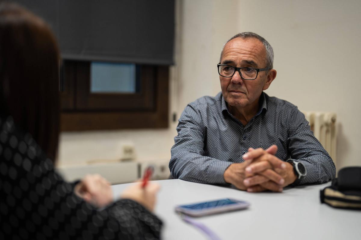 Barcelona, 18/11/2025. POLÍTICA. Retratos de Joan Coscubiela, exdirigente de ICV, realizados en la terraza del Coco (Vía Laietana) para la sección “De la política, ¿se sale?”. Foto: Zowy Voeten / El Periódico