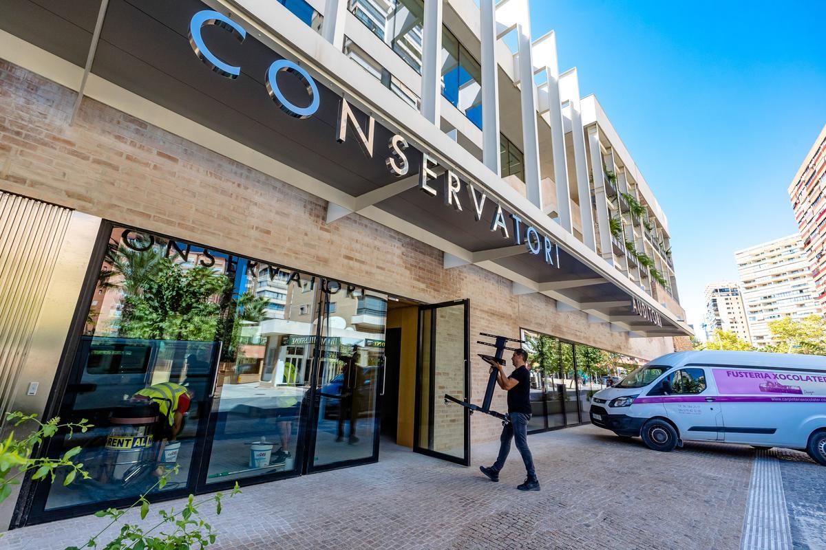 Los centros de estudios profesionales de Música y Danza estrenan por fin su nueva sede en la avenida de Europa tras más de una década de espera. El Ayuntamiento ultima los trabajos para amueblar y equipar el edificio en tiempo récord