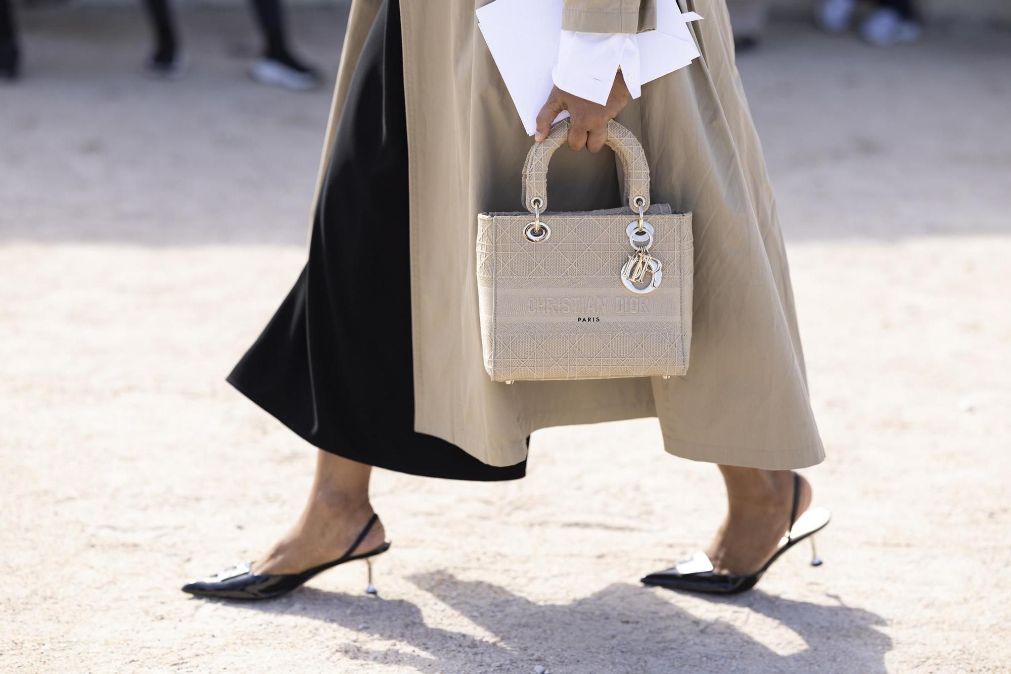 Detalle de uno de los bolsos de Dior, vistos en el ‘street style’.