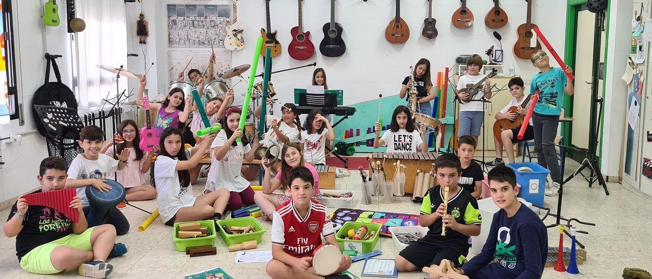 Alumnos en una clase de música en un colegio de Valverde del Camino.