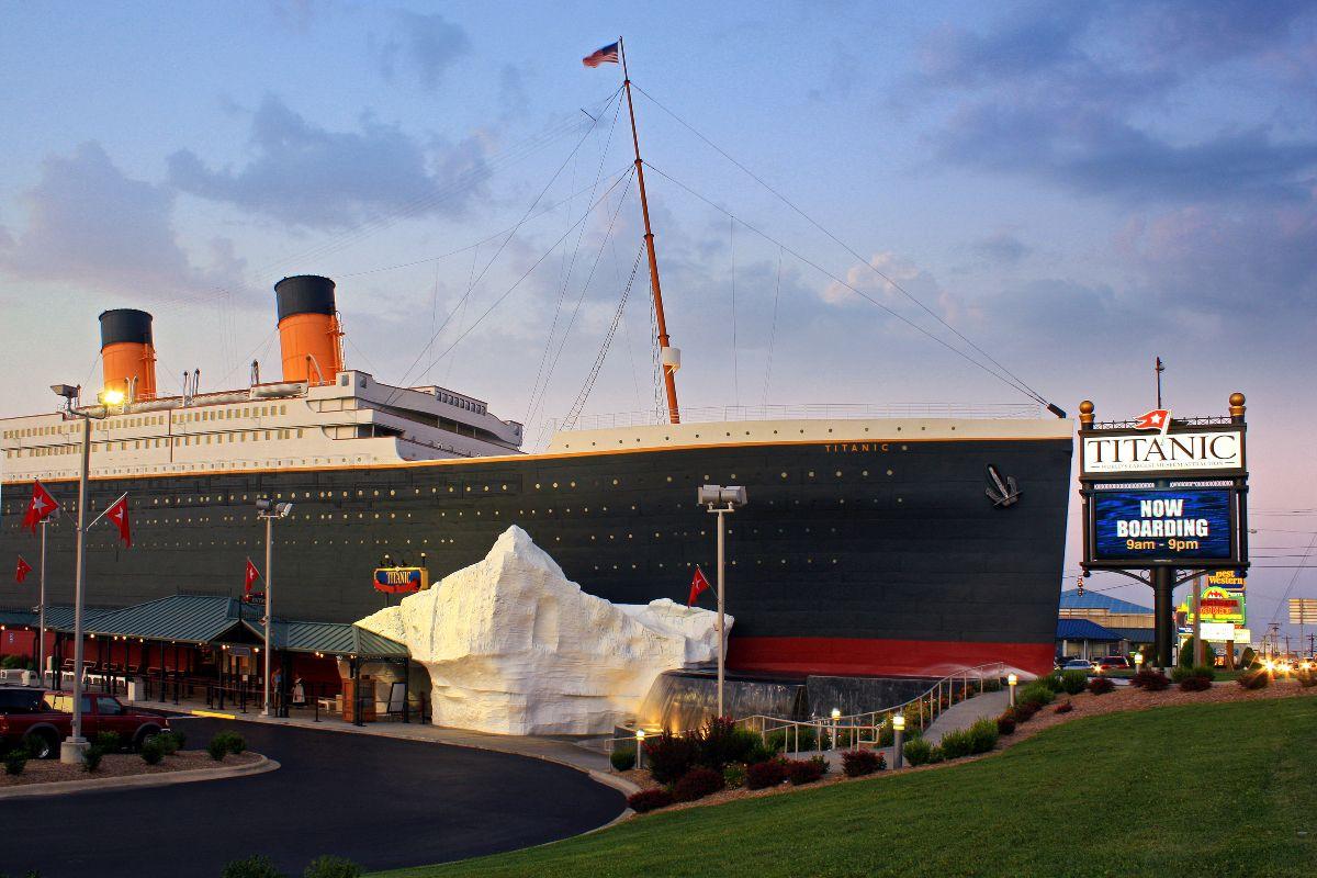 Recordamos el hundimiento del Titanic con dos museos, uno que es una  réplica del barco y otro, del iceberg que lo hundió - Viajar