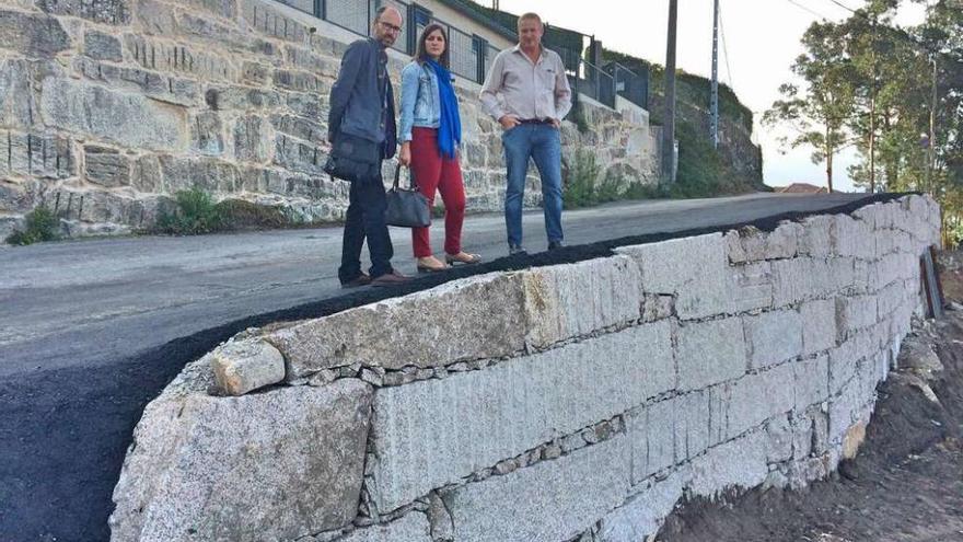 La alcaldesa Leticia Santos, con el edil de Obras, Odilo Barreiro (izd.) en el vial de Fanequeira. // G.N.