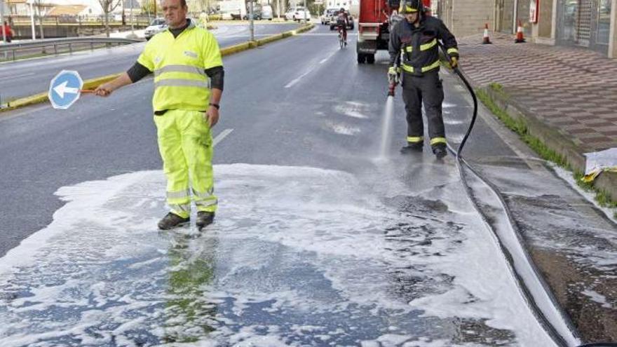 Un vertido provoca media docena de accidentes y dos heridos en el vial entre Nigrán y Baiona