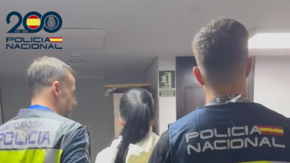 Agentes de la Policía Nacional con una de las tres presuntas ladronas detenidas.