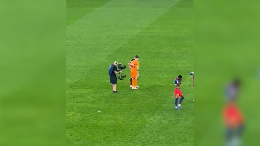 El abrazo entre Joan Garcia y Unai Simón tras finalizar el partido