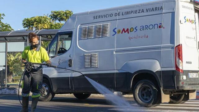 Una operaria de limpieza viaria en Arona. | E.D.