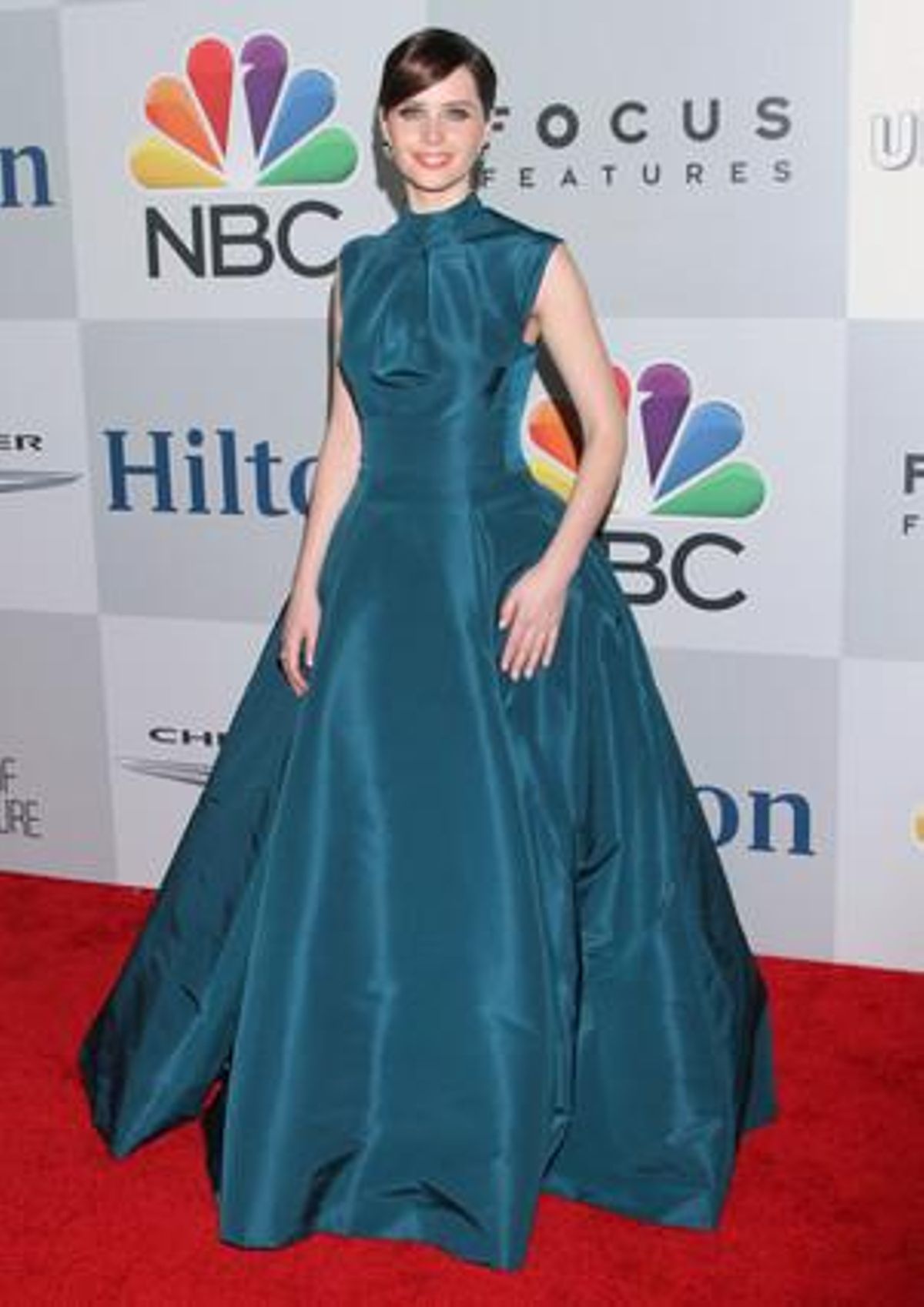 Felicity Jones, amb un dels vestits llargs més originals de la nit.