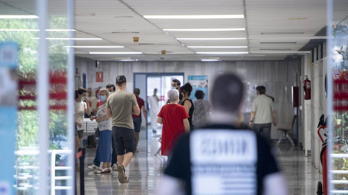 Pacientes esperando en Urgencias del hospital Lluís Alcanyís de Xàtiva en julio del 2023.