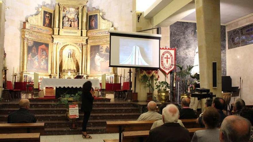 Un momento de la presentación de la restauración del retablo.