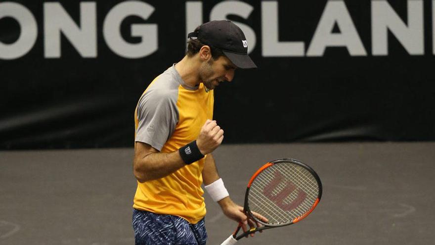 Adrián Menéndez desplegó su mejor juego en Nueva York para acceder a los cuartos de final.