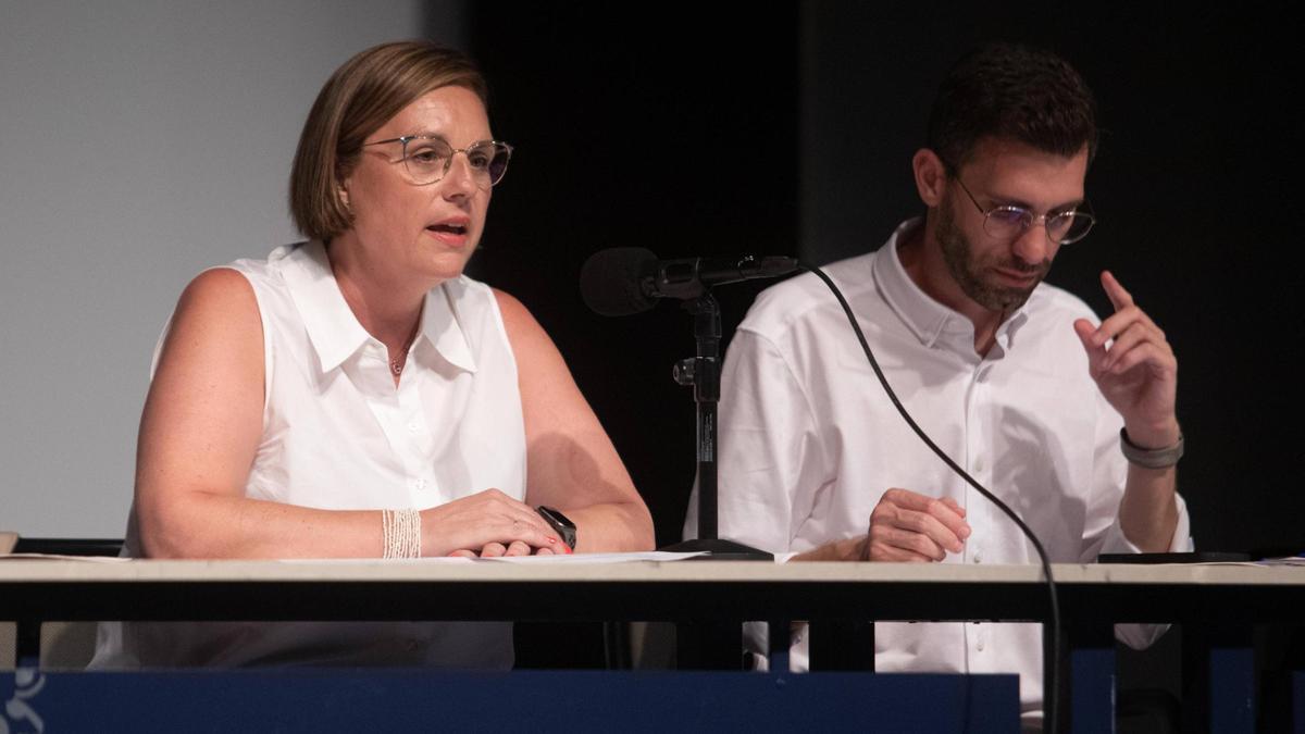 La gerente del Consorcio de Residuos (COR) V5, en una asamblea celebrada el pasado verano.