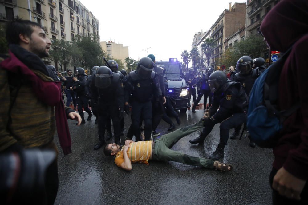 Un manifestante, tumbado por un agente policial.