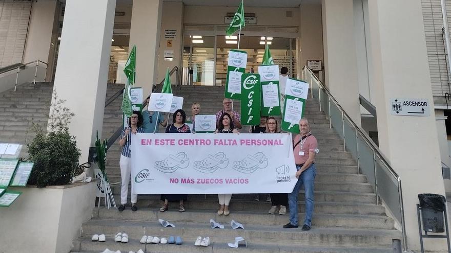 Protesta de CSIF ante el Hospital Provincial por las &quot;insuficientes contrataciones&quot; de verano