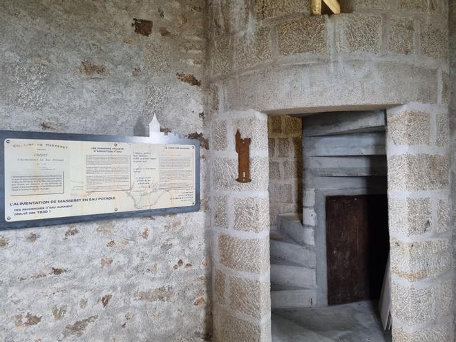 Interior de la Torre de Masseret, Francia.