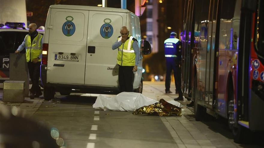 Continúa grave en la UCI en hombre atropellado por un bus el sábado