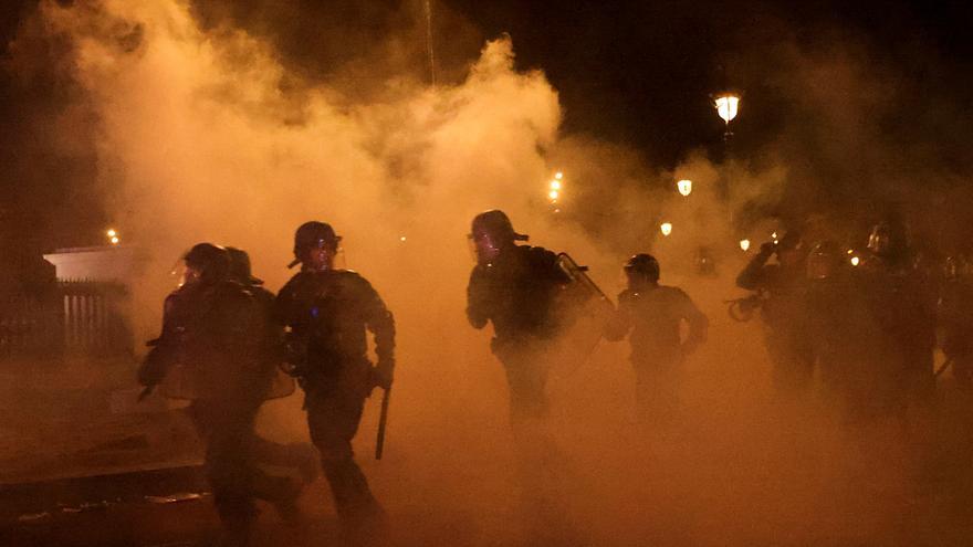 Los sindicatos desbordan las calles de Francia ante el enroque de Macron con las pensiones