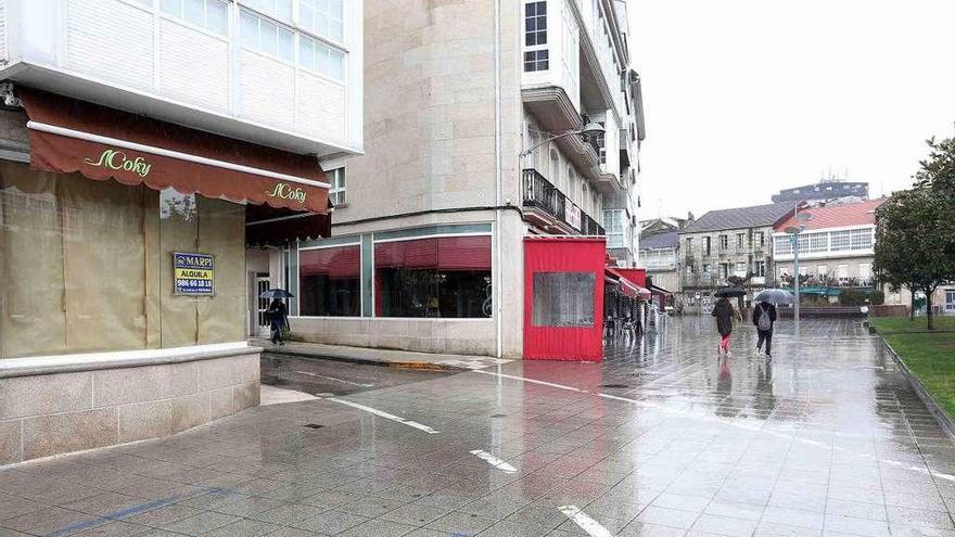 Uno de los locales comerciales vacíos del casco antiguo, en la Praza Maior de Ponteareas. // A. Hernández