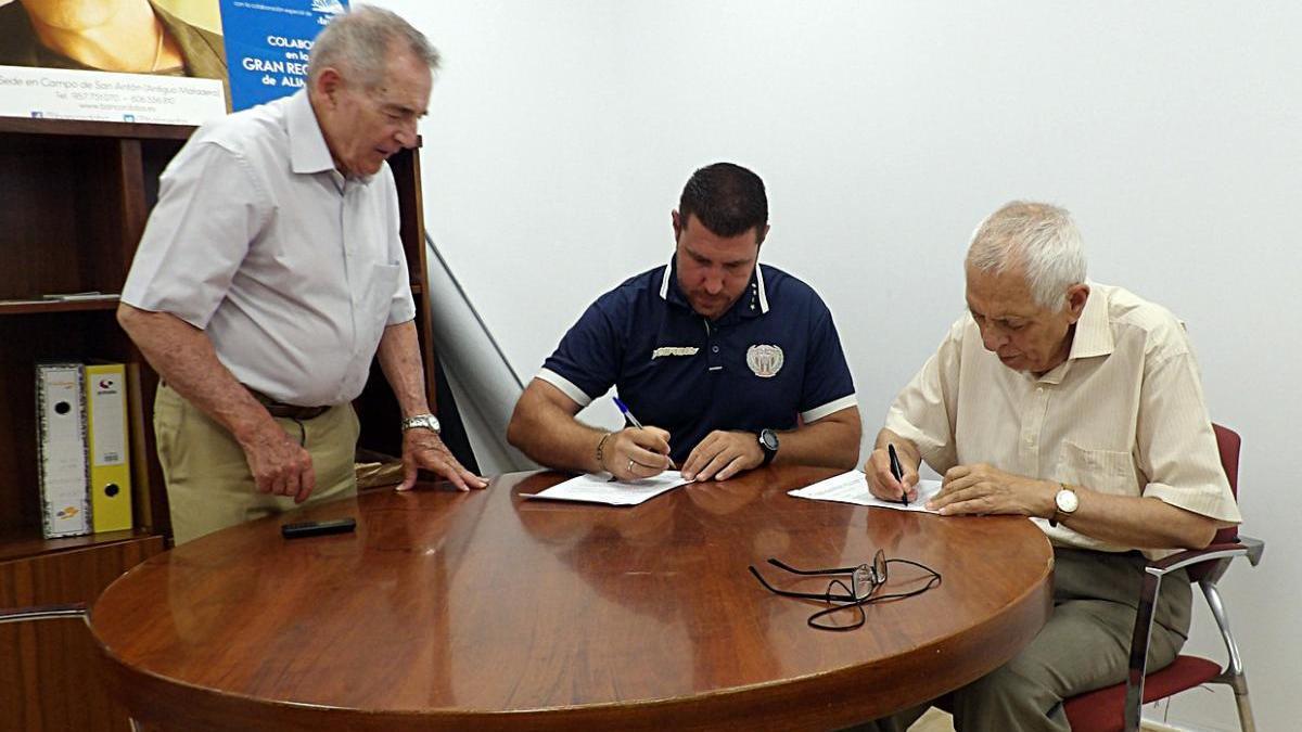 Convenio de colaboración entre el Banco de Alimentos y la Escuela de Fútbol Kurtuba