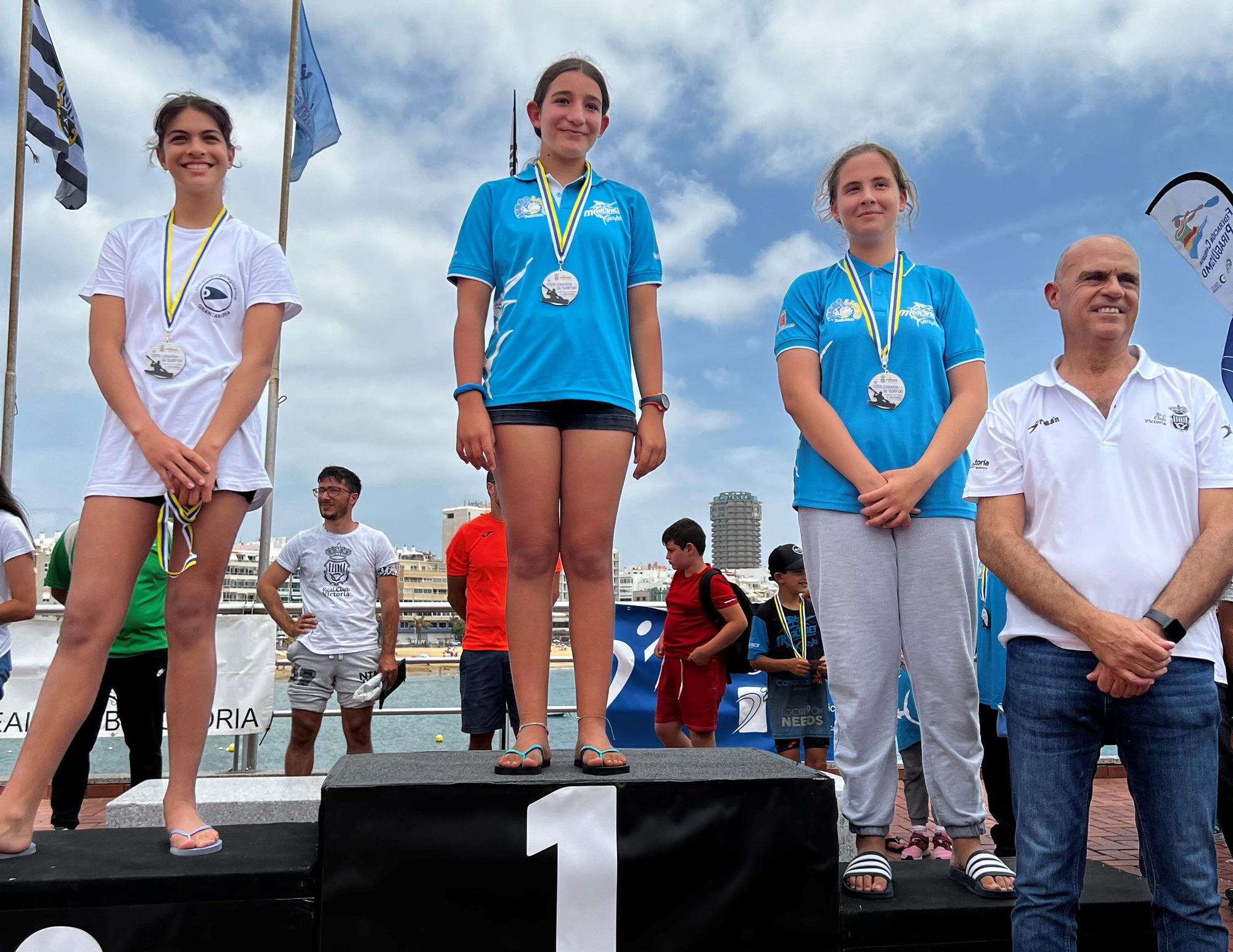 Uno de los podios femeninos de la I Copa de Kayak de Mar con las ganadoras.