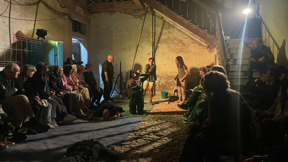 En imágenes: Así fue "Redención", la primera función de teatro inmersivo que se celebra en el monasterio de Cornellana