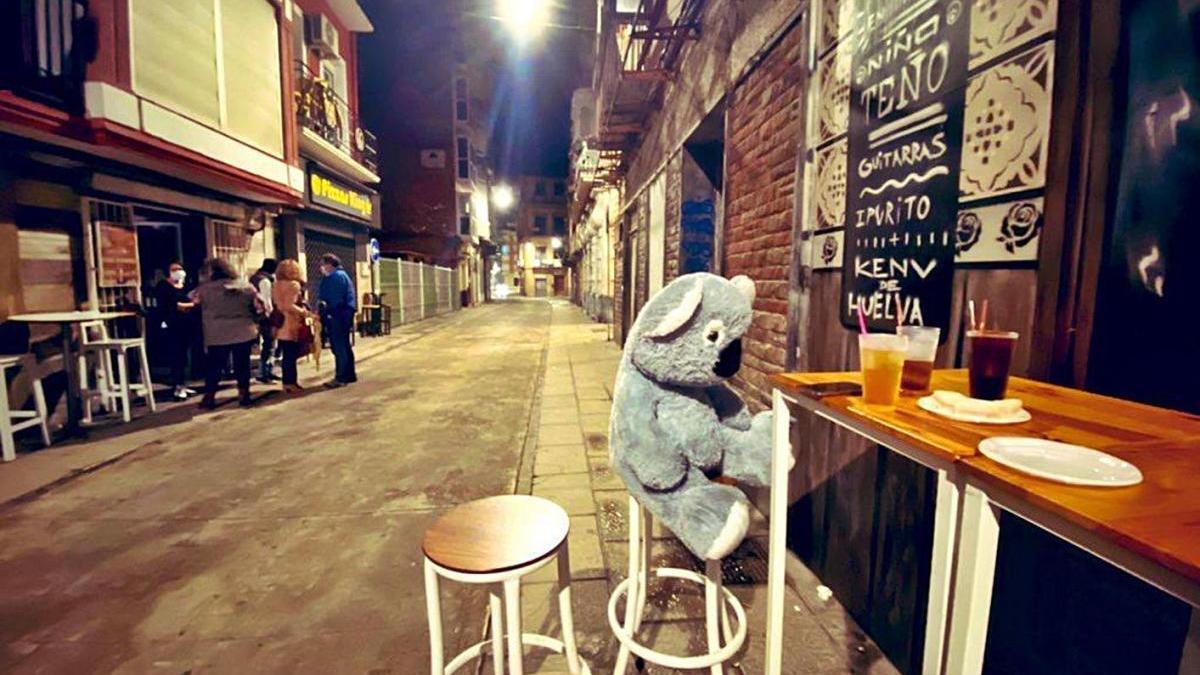 Un peluche de un koala en un taburete de un bar de Cartagena, la última noche que abrieron.
