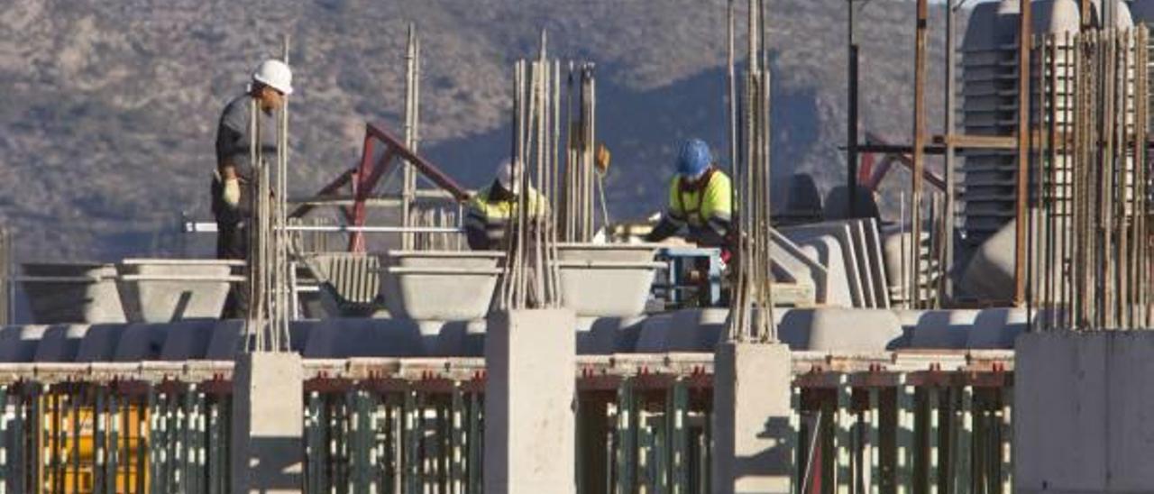 Obreros trabajando en el futuro Hospital de Ontinyent, en una imagen de archivo.