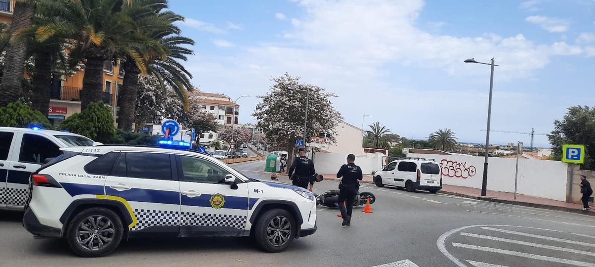 El motorista ha quedado tirado en el suelo. La policía local lo atiende nada más llegar al accidente
