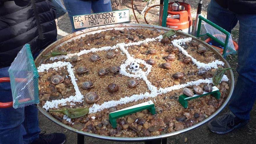 Els veterans del FC. Fruitosenc preparen la paella del centenari en el marc de la Festa de l’Arròs | ARXIU PARTICULAR