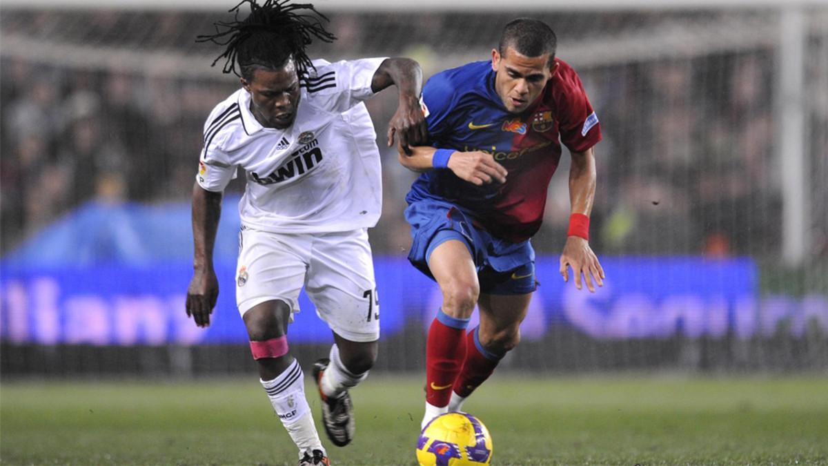 Royston Drenthe y Dani Alves disputan el balón en un momento del Real Madrid - Barça de la Liga 2008/09