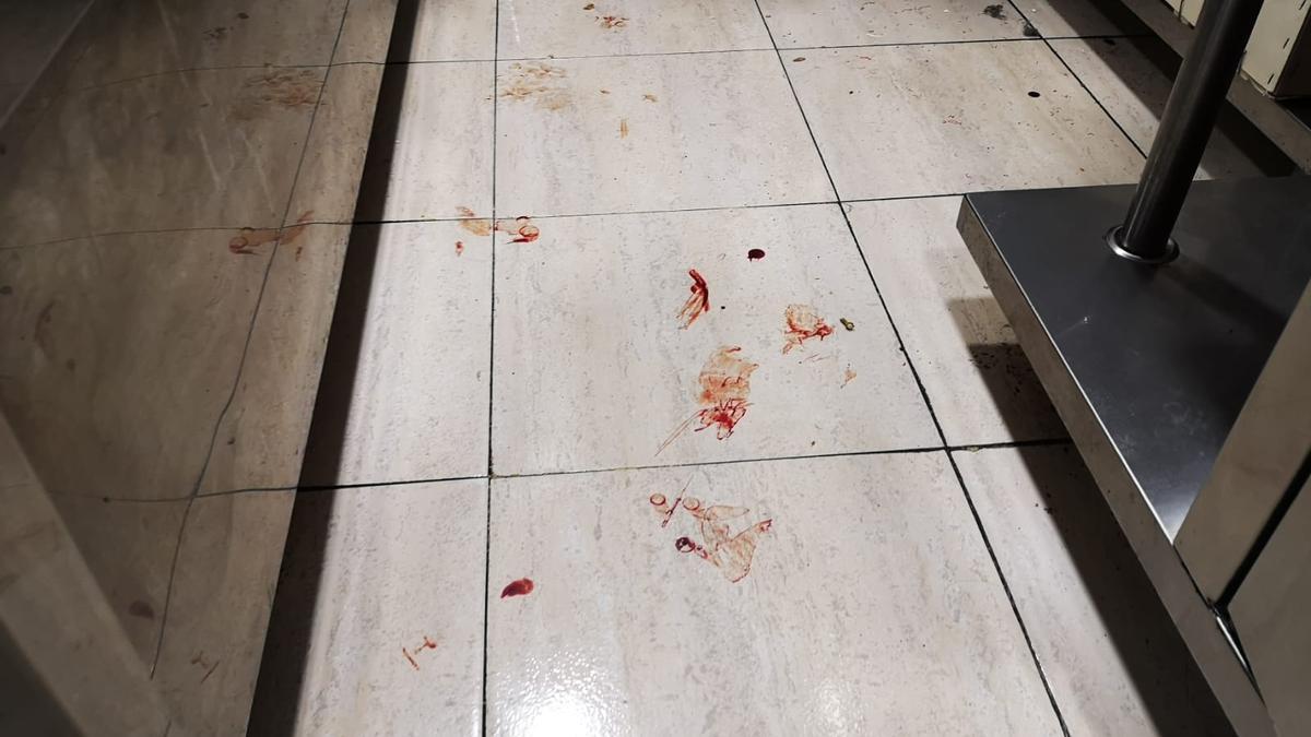 El rastro de sangre que dejaron las huellas de los zapatos del autor del robo.