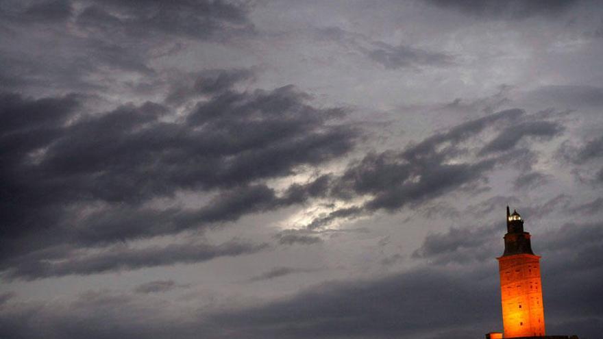 La Torre de Hércules en una jornada de inestabilidad atmosférica.