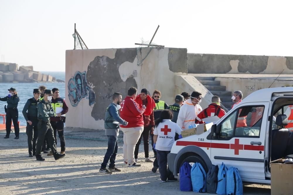 Guardia Civil, Cruz Roja y Salvamento Marítimo han puesto en marcha el protocolo para recepcionar a 24 personas rescatadas en el mar y que ocupaban una patera. 20 hombres y cuatro mujeres