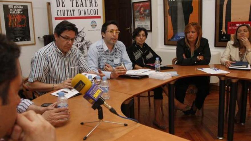 El jurado se reunió ayer en el Centro Cultural para dar a conocer el fallo del concurso literario.