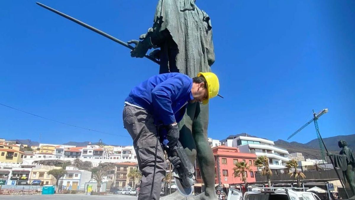 Trabajador del Espacio Bonzo retirando una de las esculturas de los menceyes