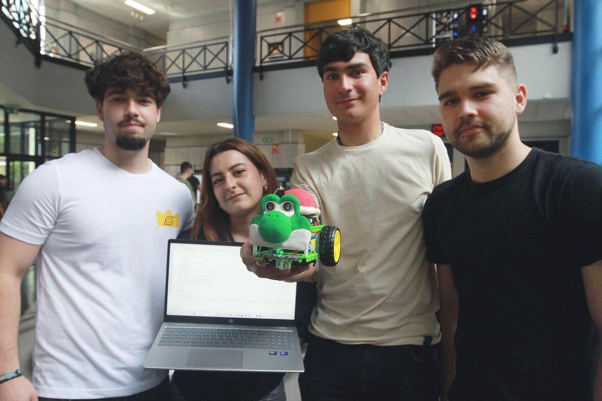 El equipo de Los Naranjos Mecánicos, con su robot tuneado a lo Yoshi.