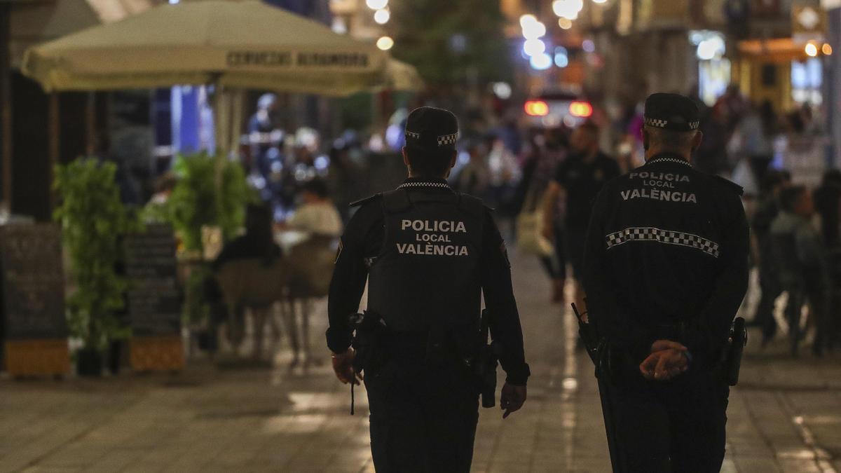 Dos agentes de la Policía Local patrullan en Benimaclet