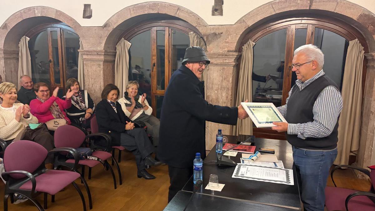 Santiago Ramos, reconocido como participante en más rutas, recibiendo su diploma de Álvaro García.