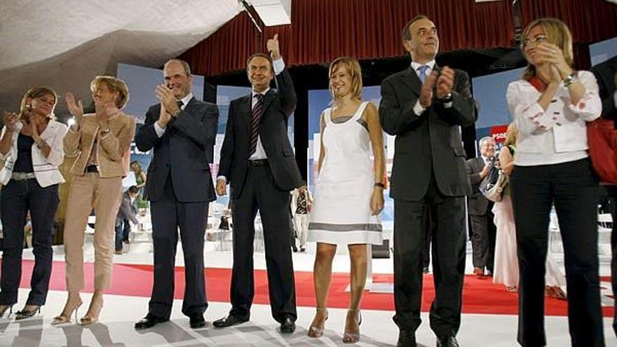 Zapatero, en el centro, con Carmela Silva, De la Vega, Chaves, Pajín, Alonso y Chacón, ayer.