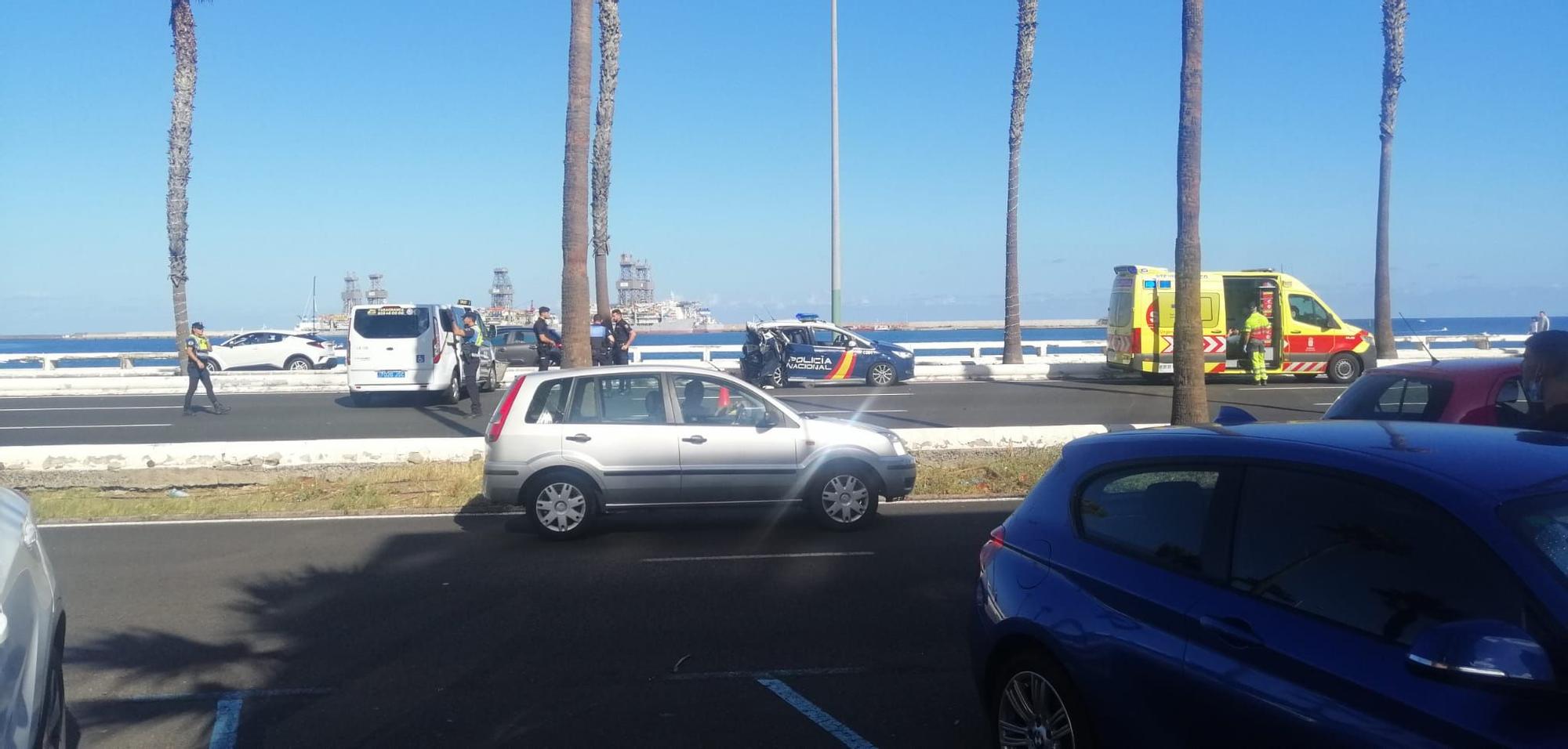 Así fue el accidente entre un coche de policía y un taxi en la Avenida Marítima