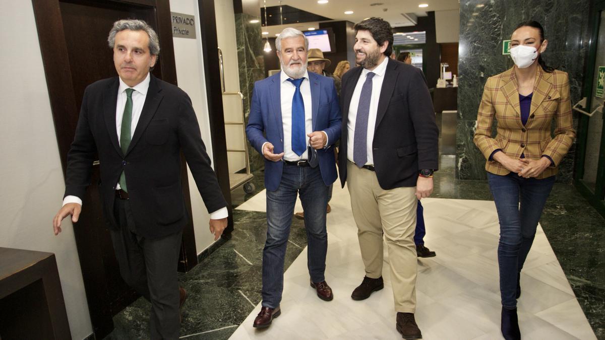 Miguel Ángel Martínez-Aroca, presidente de Anpier; Santiago Martínez, secretario de Anpier en la Región; Fernando López Miras, presidente de la CARM; y Valle Miguélez, consejera de Empresa, Empleo y Universidades.