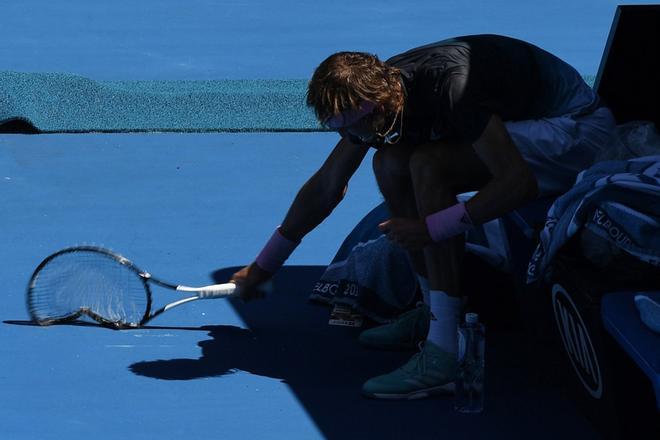 Alexander Zverev, de Alemania, rompe su raqueta durante un descanso en su partido contra Milos Raonic de Canadá en el torneo de tenis Abierto de Australia Grand Slam en Melbourne.