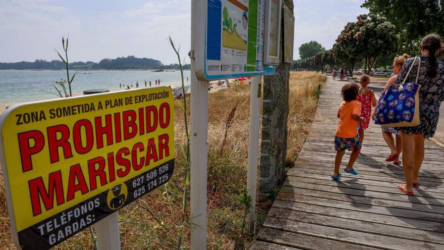 A Illa inicia su particular lucha con los furtivos de bañador en los arenales