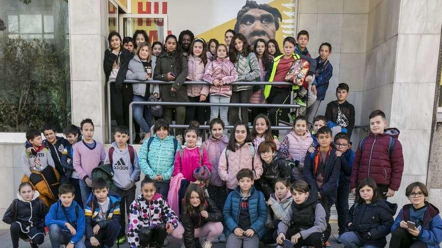 Los alumnos de 5.º y 6.º de Primaria del colegio Príncipe de Asturias de Tapia, a la entrada de la exposición &quot;Humanos!&quot;, en La Sala de LA NUEVA ESPAÑA.