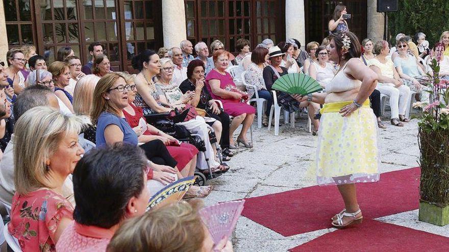 Un momento del desfile de lencería y ropa de baño para mujeres operadas de cáncer de mama en el patio de la Diputación Provincial.