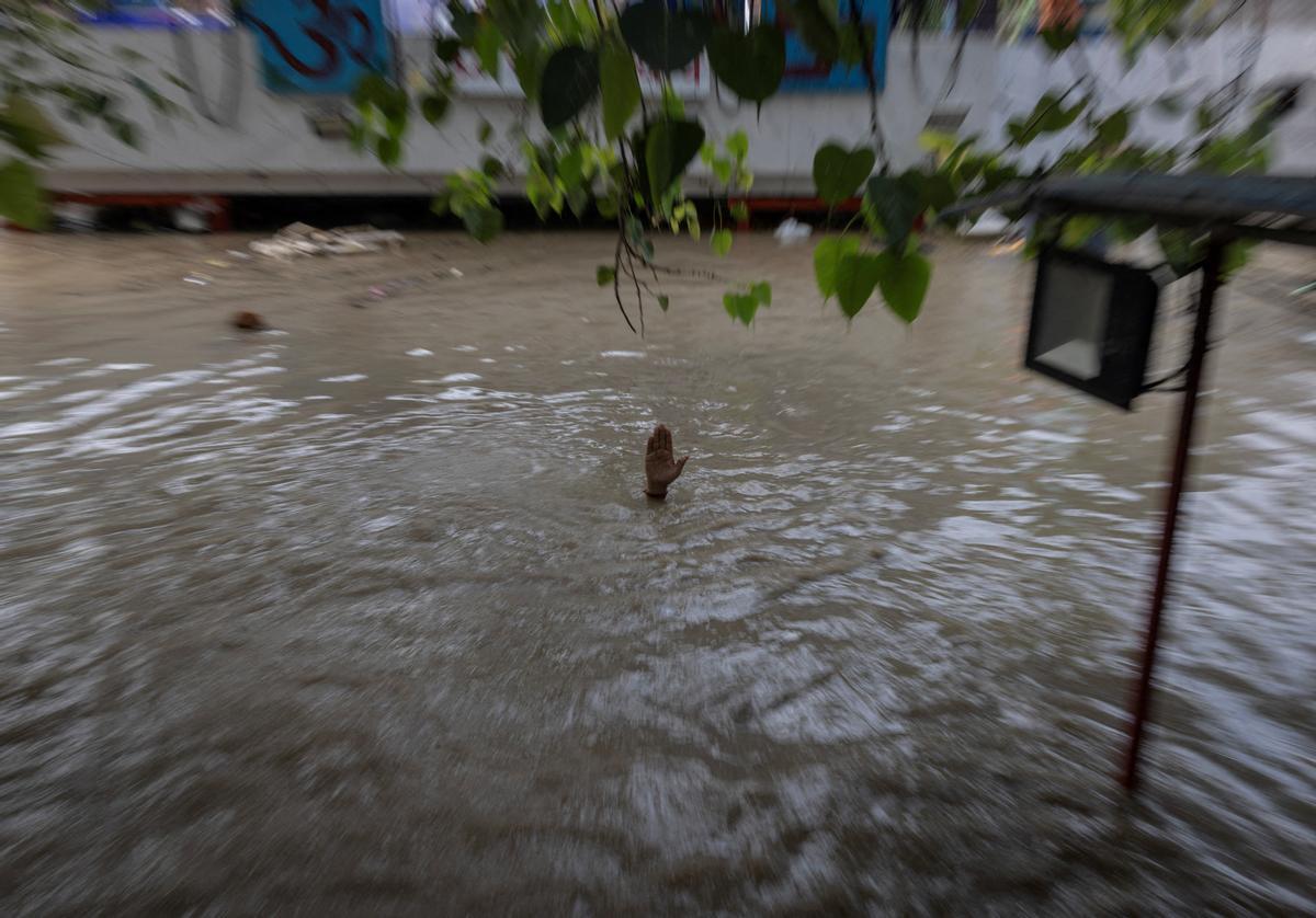 El aumento del nivel del agua del río Yamuna después de las lluvias monzónicas en Nueva Delhi.