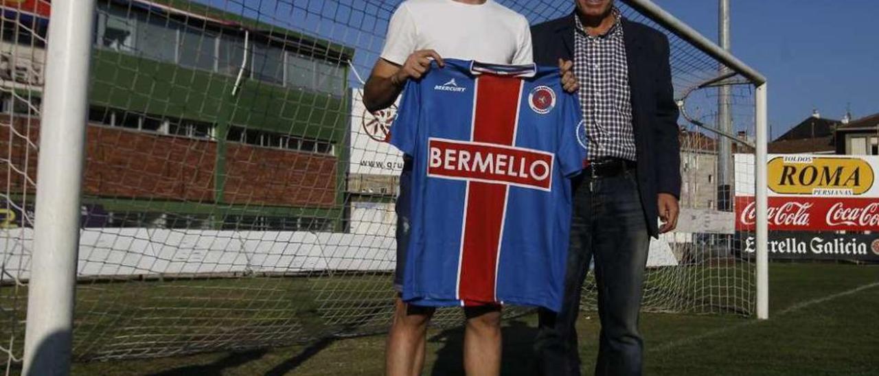 Senén Vázquez, con su nueva camiseta, acompañado por Antonio Dacosta, ayer en O Couto. // J.Regal